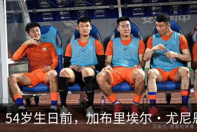 54岁生日前，加布里埃尔·尤尼恩穿红比基尼亮相迈阿密海滩